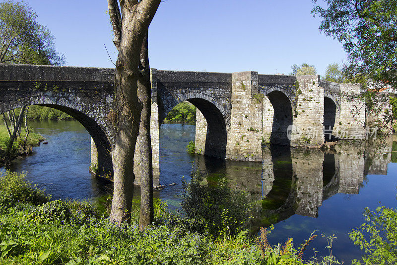 中世纪石头bridge of Pontevea Teo,公路、加利西亚、西班牙。圣詹姆斯之路。